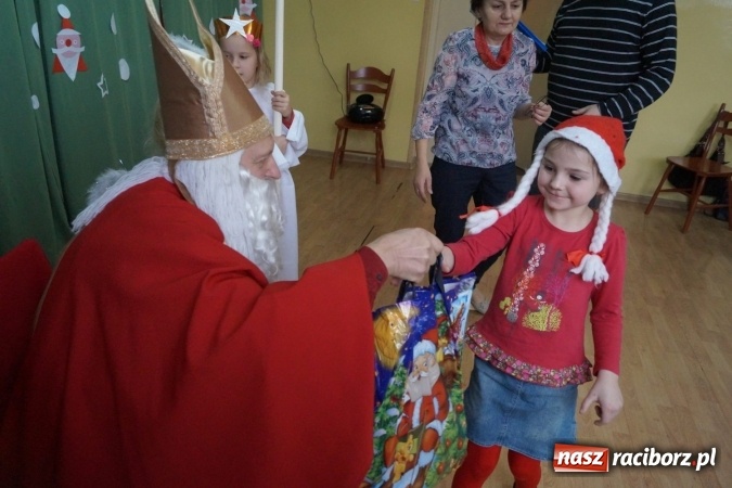 Zdjęcie w galerii na portalu naszraciborz.pl: Święty Mikołaj przyjechał do Babic z workiem prezent&oacute;w! wiadomości z regionu