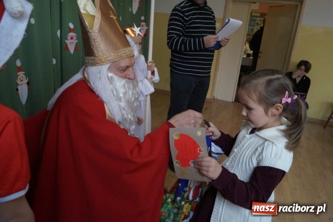 Zdjęcie w galerii na portalu naszraciborz.pl: Święty Mikołaj przyjechał do Babic z workiem prezent&oacute;w! wiadomości z regionu