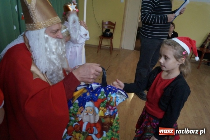 Zdjęcie w galerii na portalu naszraciborz.pl: Święty Mikołaj przyjechał do Babic z workiem prezent&oacute;w! wiadomości z regionu