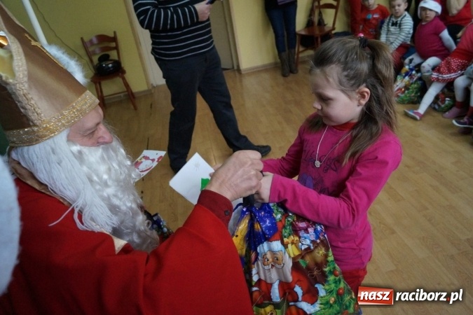 Zdjęcie w galerii na portalu naszraciborz.pl: Święty Mikołaj przyjechał do Babic z workiem prezent&oacute;w! wiadomości z regionu