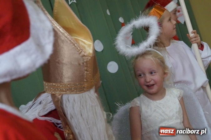 Zdjęcie w galerii na portalu naszraciborz.pl: Święty Mikołaj przyjechał do Babic z workiem prezent&oacute;w! wiadomości z regionu