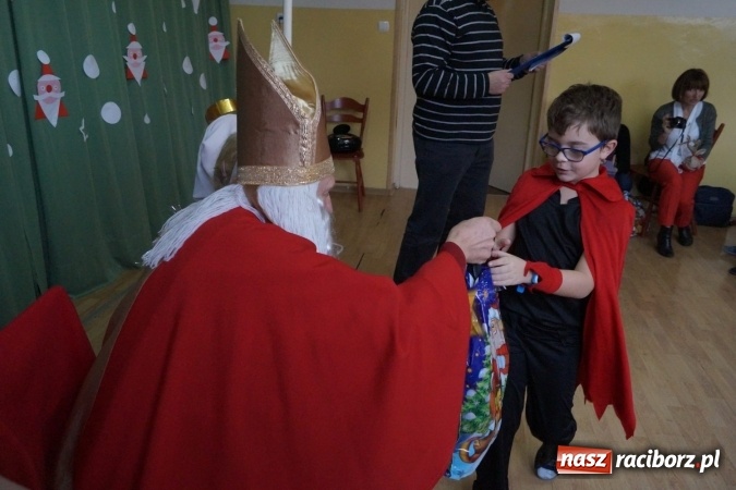 Zdjęcie w galerii na portalu naszraciborz.pl: Święty Mikołaj przyjechał do Babic z workiem prezent&oacute;w! wiadomości z regionu