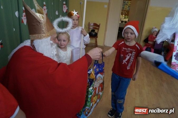 Zdjęcie w galerii na portalu naszraciborz.pl: Święty Mikołaj przyjechał do Babic z workiem prezent&oacute;w! wiadomości z regionu