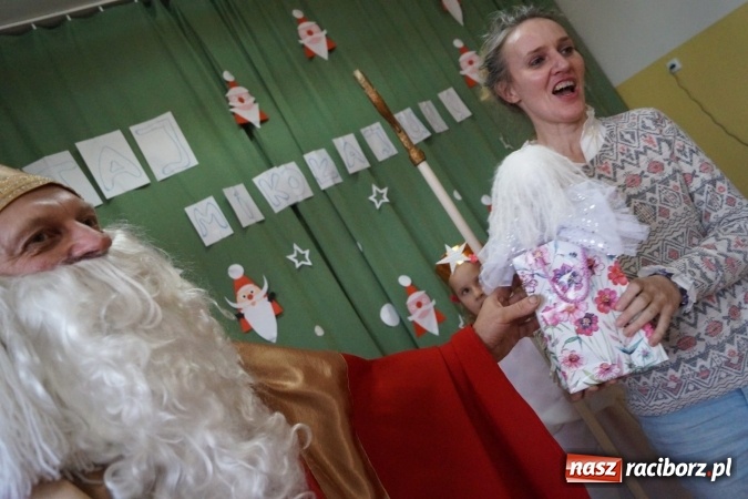 Zdjęcie w galerii na portalu naszraciborz.pl: Święty Mikołaj przyjechał do Babic z workiem prezent&oacute;w! wiadomości z regionu