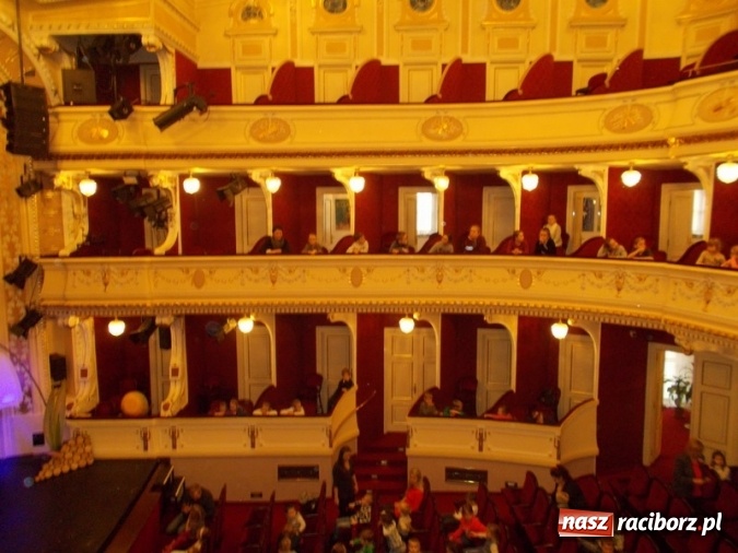 Zdjęcie w galerii na portalu naszraciborz.pl: Wycieczka uczniów SP 4 do teatru  wiadomości z regionu
