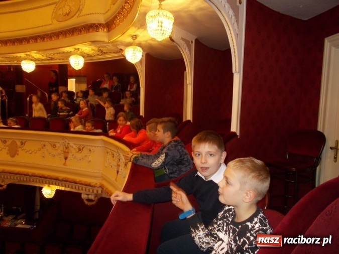 Zdjęcie w galerii na portalu naszraciborz.pl: Wycieczka uczniów SP 4 do teatru  wiadomości z regionu