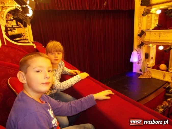 Zdjęcie w galerii na portalu naszraciborz.pl: Wycieczka uczniów SP 4 do teatru  wiadomości z regionu