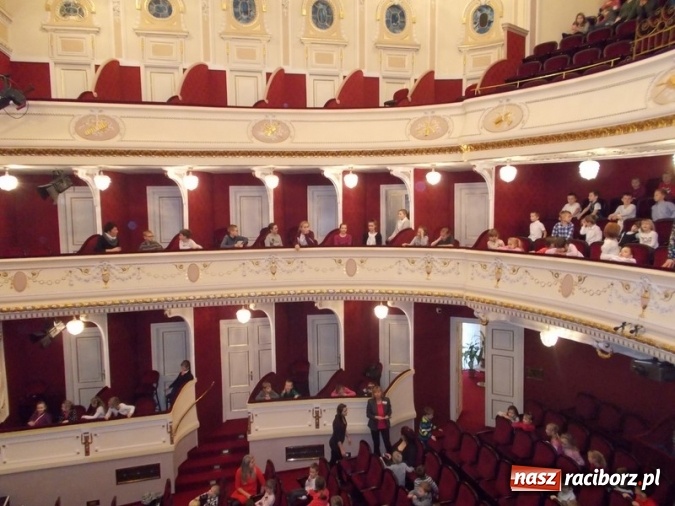 Zdjęcie w galerii na portalu naszraciborz.pl: Wycieczka uczniów SP 4 do teatru  wiadomości z regionu
