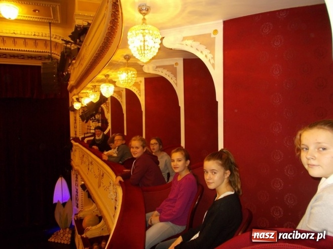 Zdjęcie w galerii na portalu naszraciborz.pl: Wycieczka uczniów SP 4 do teatru  wiadomości z regionu