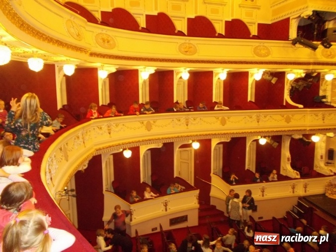 Zdjęcie w galerii na portalu naszraciborz.pl: Wycieczka uczniów SP 4 do teatru  wiadomości z regionu
