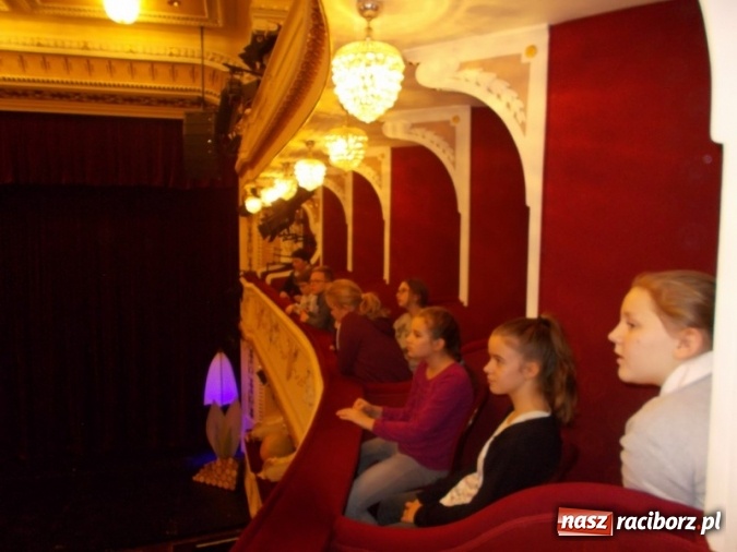 Zdjęcie w galerii na portalu naszraciborz.pl: Wycieczka uczniów SP 4 do teatru  wiadomości z regionu