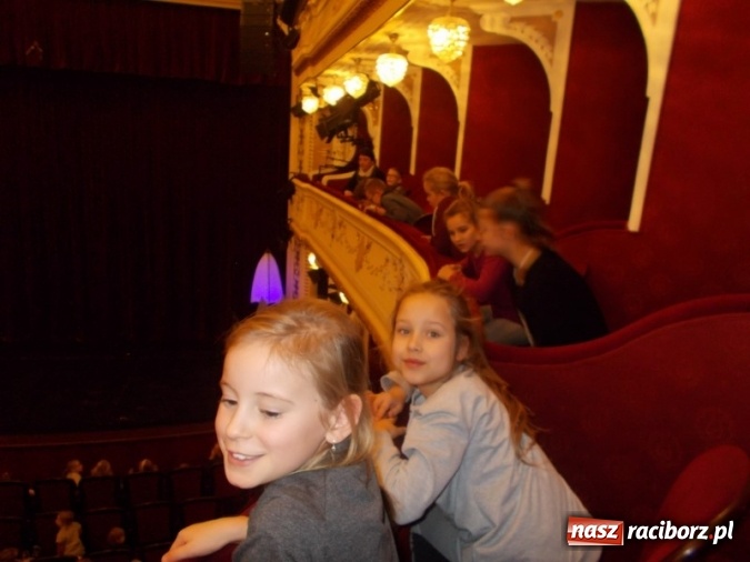 Zdjęcie w galerii na portalu naszraciborz.pl: Wycieczka uczniów SP 4 do teatru  wiadomości z regionu