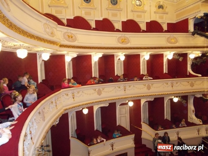 Zdjęcie w galerii na portalu naszraciborz.pl: Wycieczka uczniów SP 4 do teatru  wiadomości z regionu