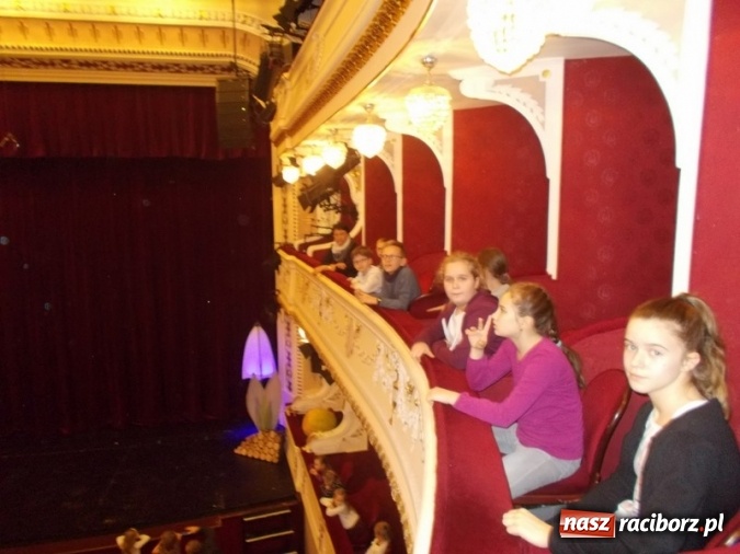 Zdjęcie w galerii na portalu naszraciborz.pl: Wycieczka uczniów SP 4 do teatru  wiadomości z regionu