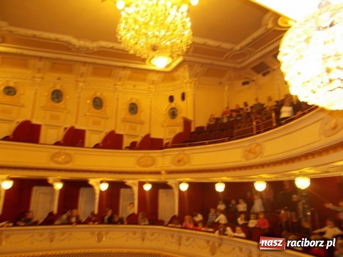 Zdjęcie w galerii na portalu naszraciborz.pl: Wycieczka uczniów SP 4 do teatru  wiadomości z regionu