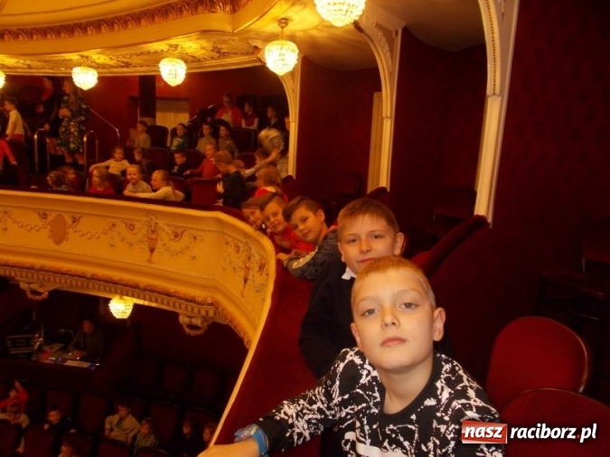 Zdjęcie w galerii na portalu naszraciborz.pl: Wycieczka uczniów SP 4 do teatru  wiadomości z regionu