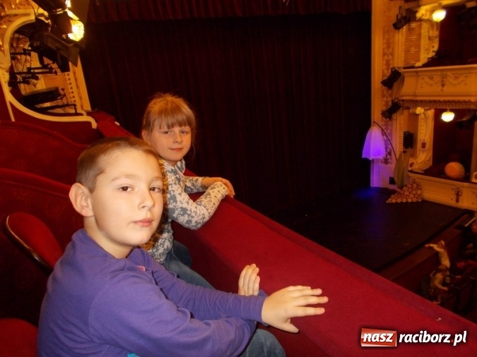 Zdjęcie w galerii na portalu naszraciborz.pl: Wycieczka uczniów SP 4 do teatru  wiadomości z regionu