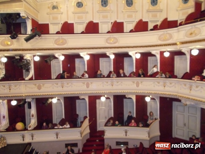 Zdjęcie w galerii na portalu naszraciborz.pl: Wycieczka uczniów SP 4 do teatru  wiadomości z regionu