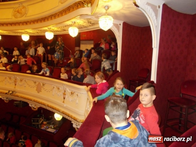 Zdjęcie w galerii na portalu naszraciborz.pl: Wycieczka uczniów SP 4 do teatru  wiadomości z regionu