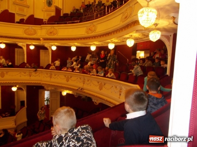 Zdjęcie w galerii na portalu naszraciborz.pl: Wycieczka uczniów SP 4 do teatru  wiadomości z regionu