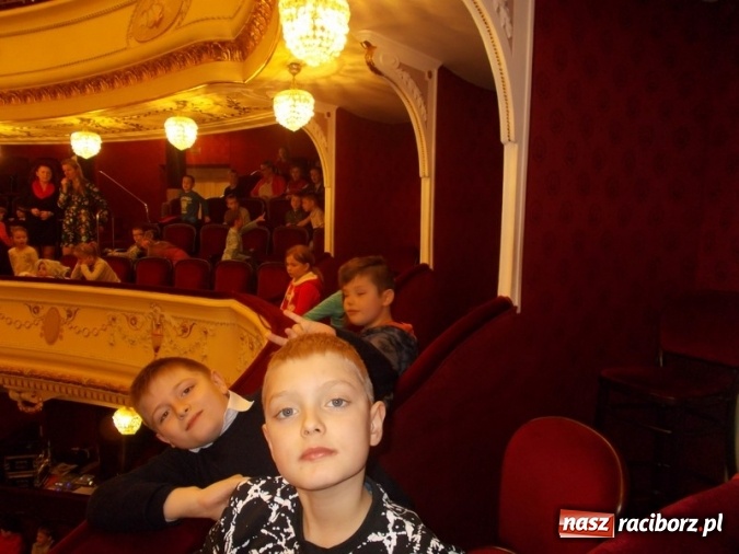Zdjęcie w galerii na portalu naszraciborz.pl: Wycieczka uczniów SP 4 do teatru  wiadomości z regionu