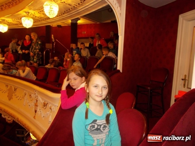 Zdjęcie w galerii na portalu naszraciborz.pl: Wycieczka uczniów SP 4 do teatru  wiadomości z regionu
