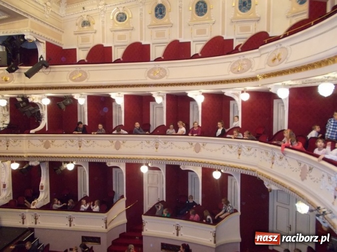 Zdjęcie w galerii na portalu naszraciborz.pl: Wycieczka uczniów SP 4 do teatru  wiadomości z regionu