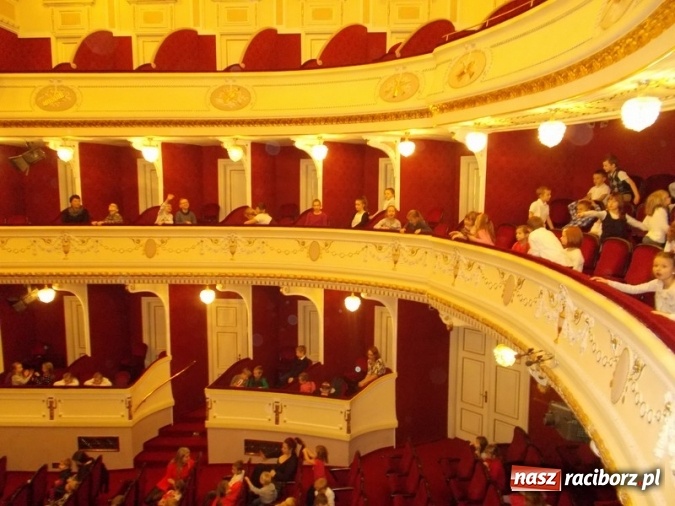Zdjęcie w galerii na portalu naszraciborz.pl: Wycieczka uczniów SP 4 do teatru  wiadomości z regionu