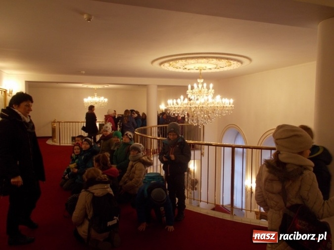 Zdjęcie w galerii na portalu naszraciborz.pl: Wycieczka uczniów SP 4 do teatru  wiadomości z regionu