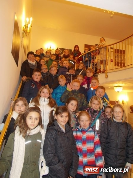 Zdjęcie w galerii na portalu naszraciborz.pl: Wycieczka uczniów SP 4 do teatru  wiadomości z regionu