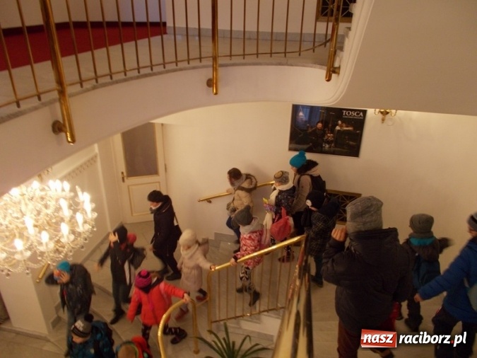 Zdjęcie w galerii na portalu naszraciborz.pl: Wycieczka uczniów SP 4 do teatru  wiadomości z regionu