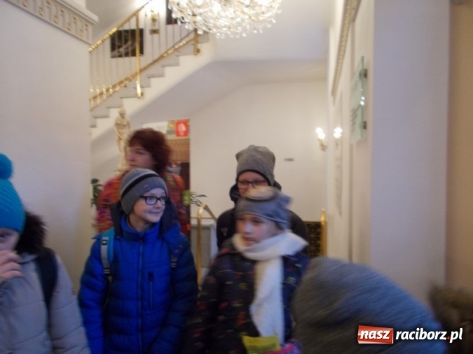 Zdjęcie w galerii na portalu naszraciborz.pl: Wycieczka uczniów SP 4 do teatru  wiadomości z regionu