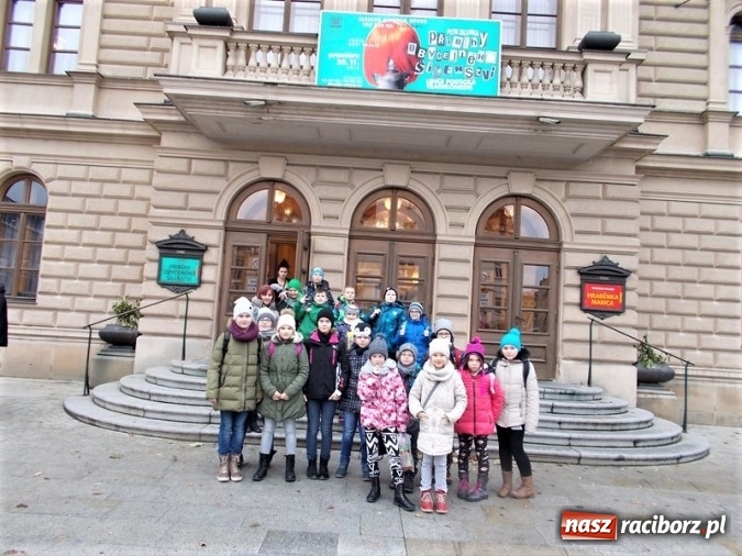 Zdjęcie w galerii na portalu naszraciborz.pl: Wycieczka uczniów SP 4 do teatru  wiadomości z regionu