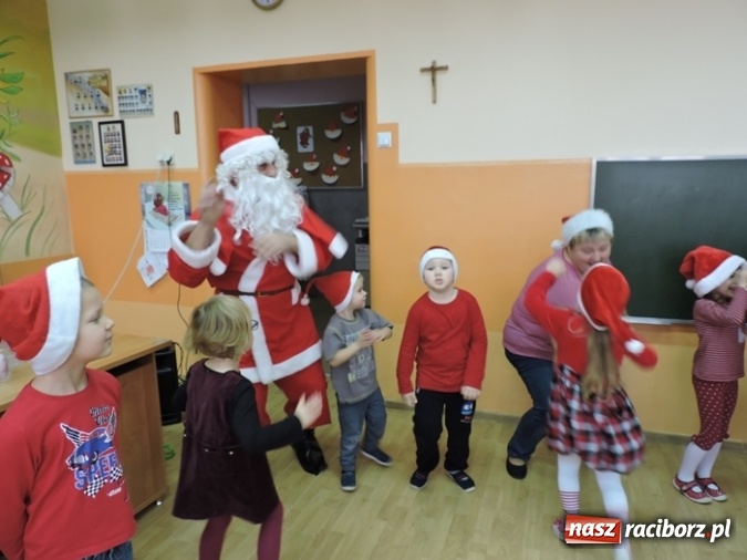 Zdjęcie w galerii na portalu naszraciborz.pl: Roztańczony św. Mikołaj w Przedszkolu nr 16  wiadomości z regionu