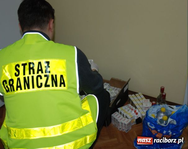 Zdjęcie w galerii na portalu naszraciborz.pl: „Sklep” z nielegalnymi papierosami i alkoholem w prywatnym mieszkaniu wiadomości z regionu