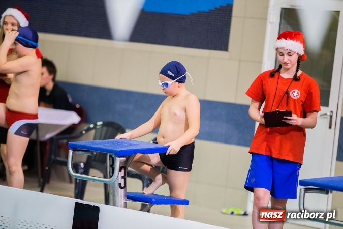 Zdjęcie w galerii na portalu naszraciborz.pl: IV Mikołajkowe Zawody Pływackie w ZSOMS wiadomości z regionu