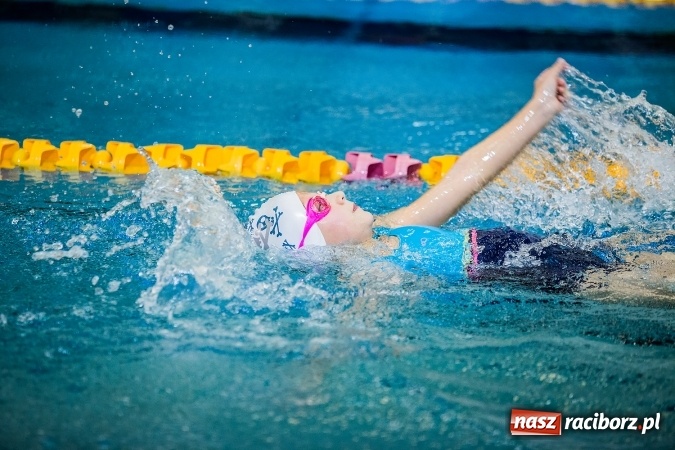 Zdjęcie w galerii na portalu naszraciborz.pl: IV Mikołajkowe Zawody Pływackie w ZSOMS wiadomości z regionu