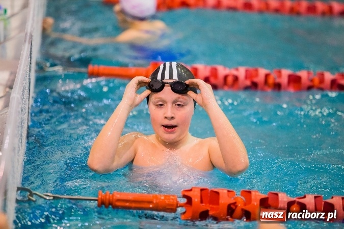 Zdjęcie w galerii na portalu naszraciborz.pl: IV Mikołajkowe Zawody Pływackie w ZSOMS wiadomości z regionu