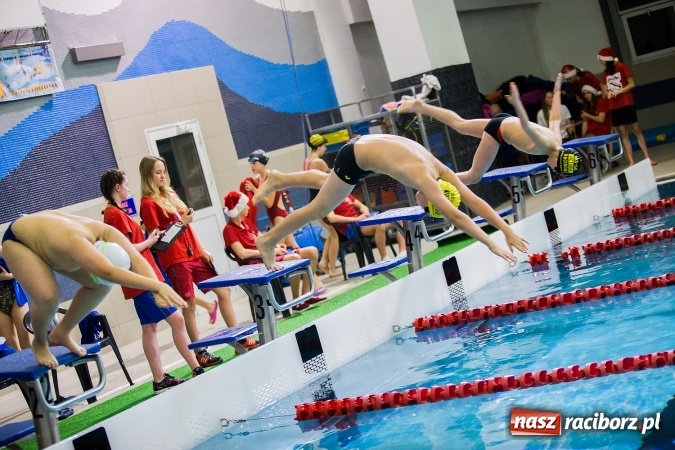 Zdjęcie w galerii na portalu naszraciborz.pl: IV Mikołajkowe Zawody Pływackie w ZSOMS wiadomości z regionu