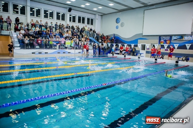 Zdjęcie w galerii na portalu naszraciborz.pl: IV Mikołajkowe Zawody Pływackie w ZSOMS wiadomości z regionu