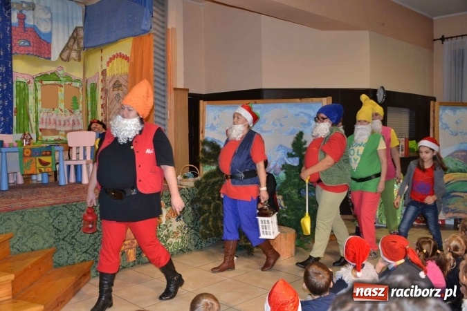 Zdjęcie w galerii na portalu naszraciborz.pl: Bajkowe Mikołajki w Roszkowie  wiadomości z regionu