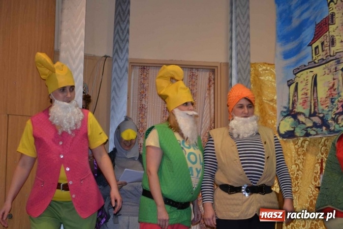 Zdjęcie w galerii na portalu naszraciborz.pl: Bajkowe Mikołajki w Roszkowie  wiadomości z regionu