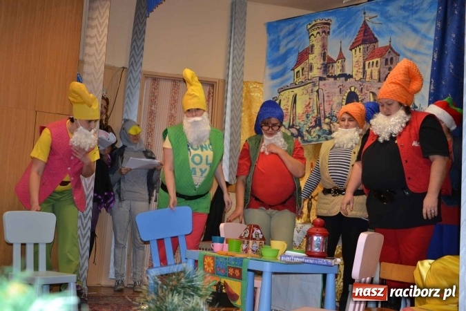 Zdjęcie w galerii na portalu naszraciborz.pl: Bajkowe Mikołajki w Roszkowie  wiadomości z regionu