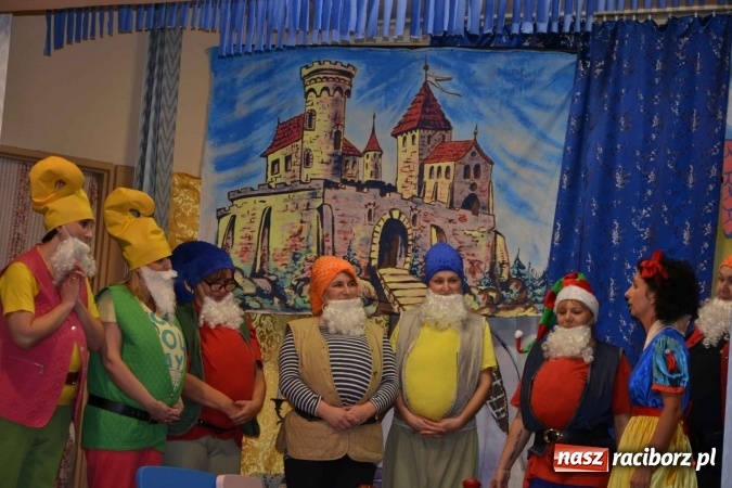 Zdjęcie w galerii na portalu naszraciborz.pl: Bajkowe Mikołajki w Roszkowie  wiadomości z regionu