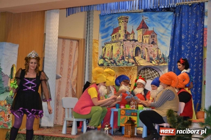 Zdjęcie w galerii na portalu naszraciborz.pl: Bajkowe Mikołajki w Roszkowie  wiadomości z regionu