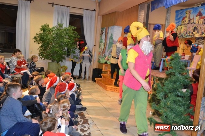 Zdjęcie w galerii na portalu naszraciborz.pl: Bajkowe Mikołajki w Roszkowie  wiadomości z regionu