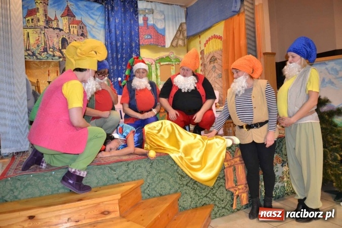 Zdjęcie w galerii na portalu naszraciborz.pl: Bajkowe Mikołajki w Roszkowie  wiadomości z regionu