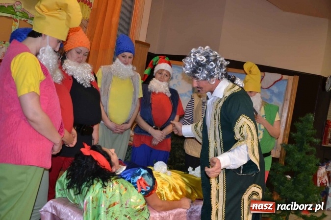 Zdjęcie w galerii na portalu naszraciborz.pl: Bajkowe Mikołajki w Roszkowie  wiadomości z regionu