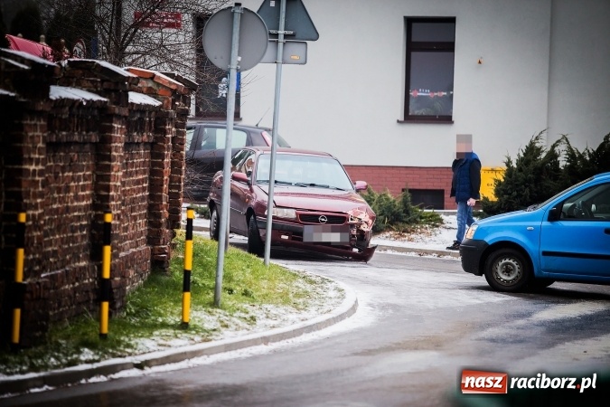 Zdjęcie w galerii na portalu naszraciborz.pl: Zderzenie opla i fiata przy szkole w Brzeziu  wiadomości z regionu