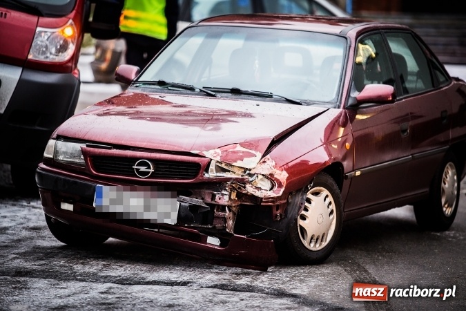 Zdjęcie w galerii na portalu naszraciborz.pl: Zderzenie opla i fiata przy szkole w Brzeziu  wiadomości z regionu